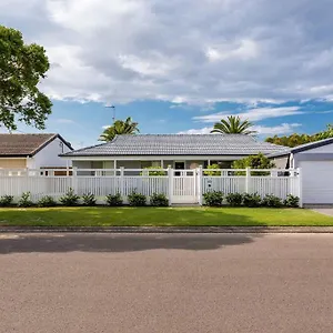 https://renovated-pet-friendly-beach-house.hotelssunshinecoast.net